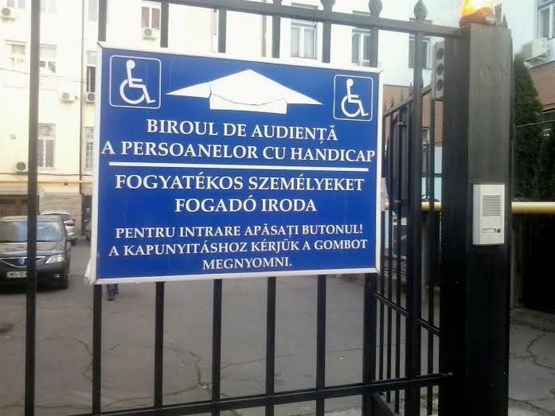 Accesul la informația de interes public și la servicii pentru persoanele cu dizabilități, un coșmar în instituţiile publice (GALERIE FOTO)