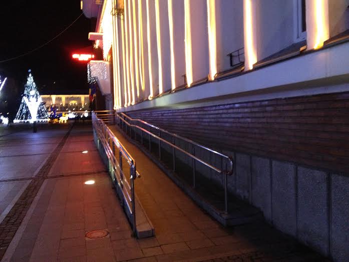 Accesul la informația de interes public și la servicii pentru persoanele cu dizabilități, un coșmar în instituţiile publice (GALERIE FOTO)