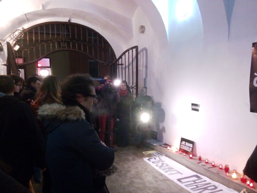 Jurnaliștii clujeni, solidari cu victimele teroriștilor. La eveniment au participat și membri ai comunității musulmane