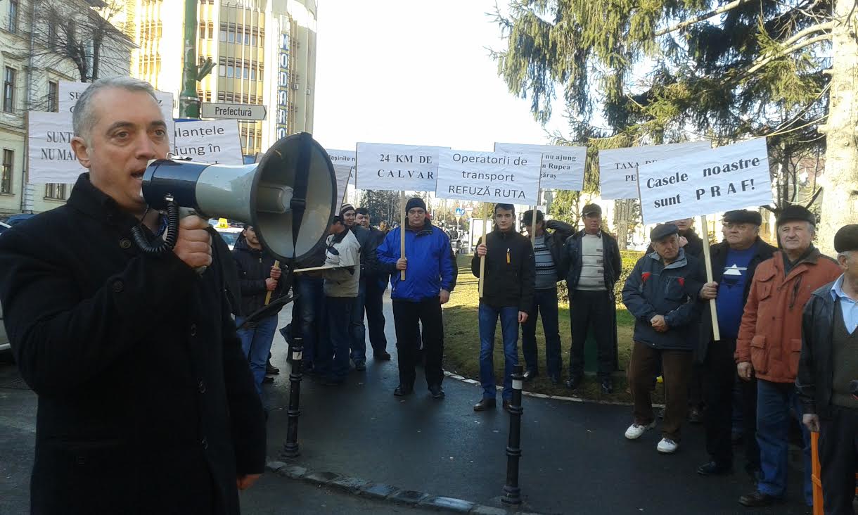 ”Drumul criminal” i-a scos în stradă. Locuitori din șapte localități brașovene au protestat în fața Prefecturii