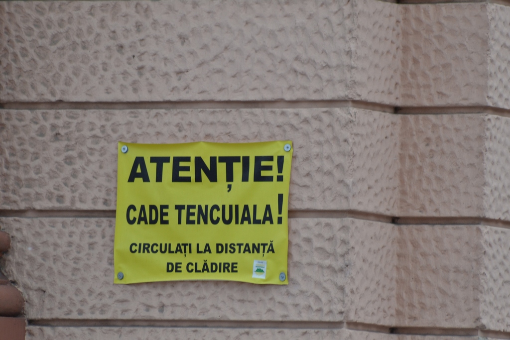 Înăuntru, securizat ca la NASA, afară, cad pereţii pe trecători. Pericolul public numit Prefectura Braşov