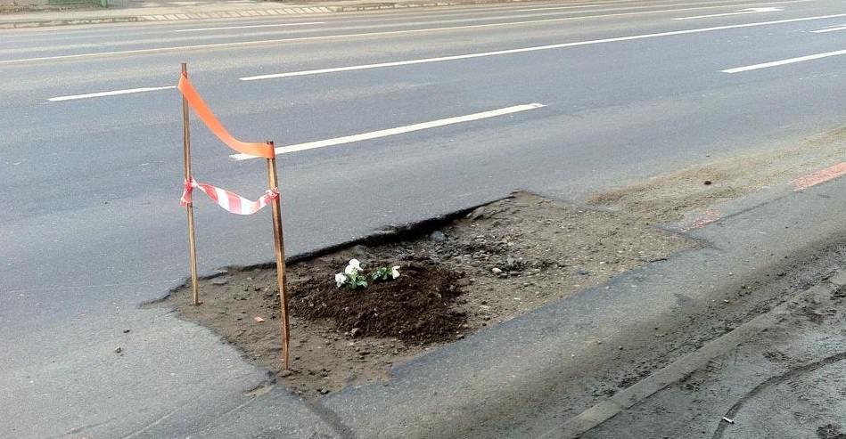 PROTEST INEDIT: Panseluţe în craterele din şosea, pentru a cere primăriei să reacţioneze. “Măcar să fie frumos, ca să nu fie urât” (FOTO)