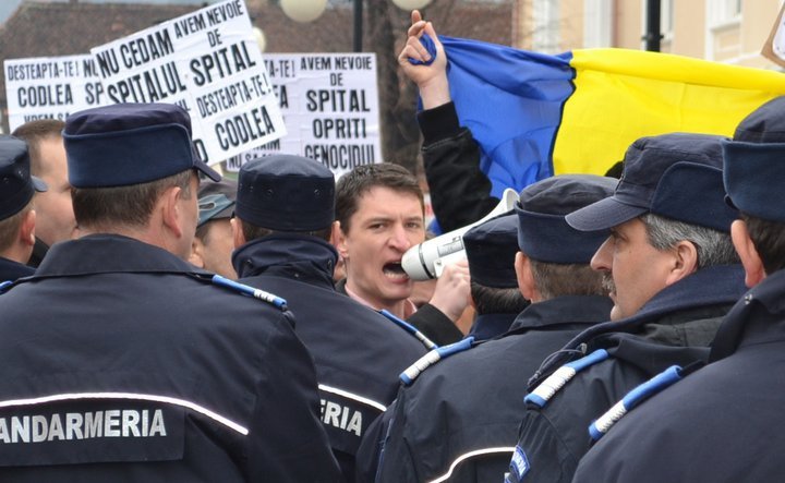 Protest împotriva “furtişagurilor aleşilor”. Un activist civic din Codlea îşi plăteşte taxele şi amenzile primite la proteste cu muncă în folosul comunităţii
