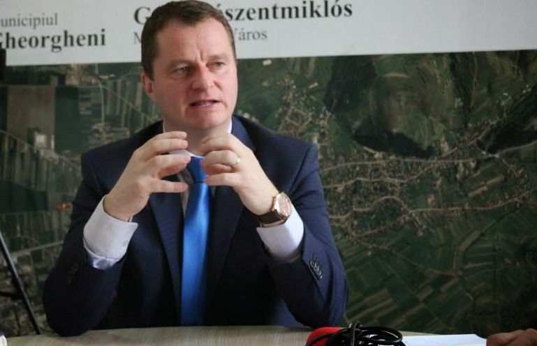 Nu s-a abținut nici când era sub control judiciar. Primarul din Gheorgheni, arestat preventiv și acuzat pentru încă o infracțiune