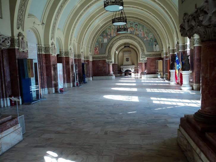 Au bani pentru crucea Unirii, nu şi pentru Sala Unirii. Cetăţenii se opun investiţiei, dar nu sunt băgaţi în seamă