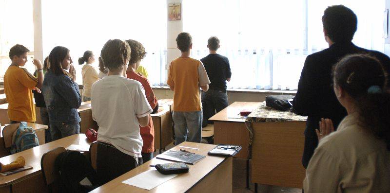 Arhiepiscopia Sibiului îi ia apărarea profesorului care a distribuit broşuri cu mesaje homofobe la ora de religie. „Acuzele sunt nefondate şi tendenţionase”