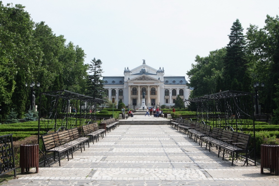 Societatea civilă din Iaşi vrea să participe la proiectul de modernizare a Parcului Teatrului, salvat de la distrugere. În locul său urma să se facă un parking