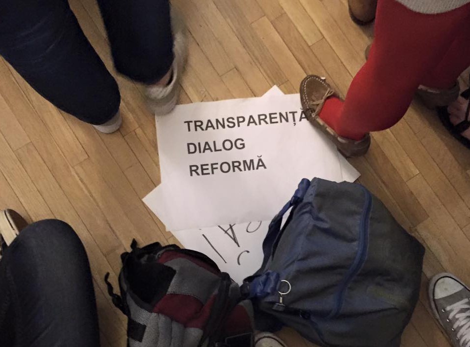 „O adunătură de artiști nebuni“ care conduc o universitate (I)