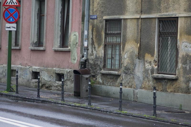 Fostul Spital Dermato din Braşov se deteriorează pe zi ce trece, în timp ce Ministerul Culturii se împiedică în procedura de clasare GALERIE FOTO