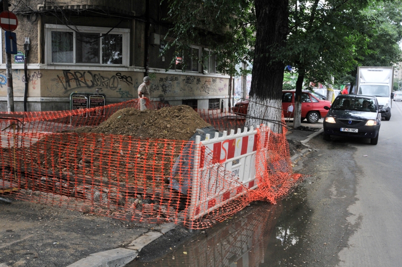 Asfaltează, decopertează. Asfaltează, decopertează… Trafic blocat, nervi, străzi modernizate și apoi iar sparte. Cum explică Primăria (bonus: galerie foto)