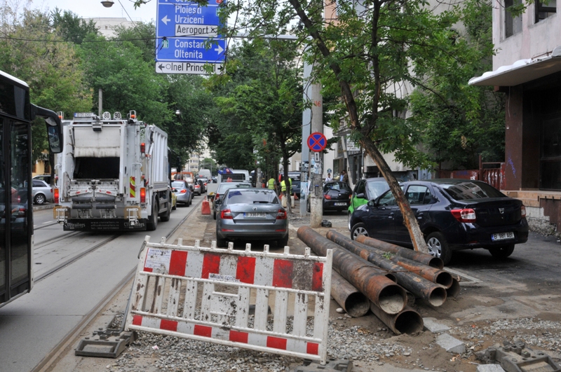 Asfaltează, decopertează. Asfaltează, decopertează… Trafic blocat, nervi, străzi modernizate și apoi iar sparte. Cum explică Primăria (bonus: galerie foto)