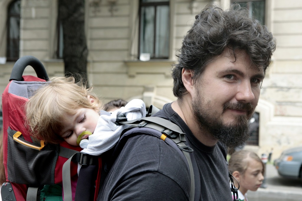 ”Să ia un cărucior domnul Oprescu și să se plimbe prin București în el”. Marșul ”Oraș accesibil pentru oameni”. GALERIE FOTO