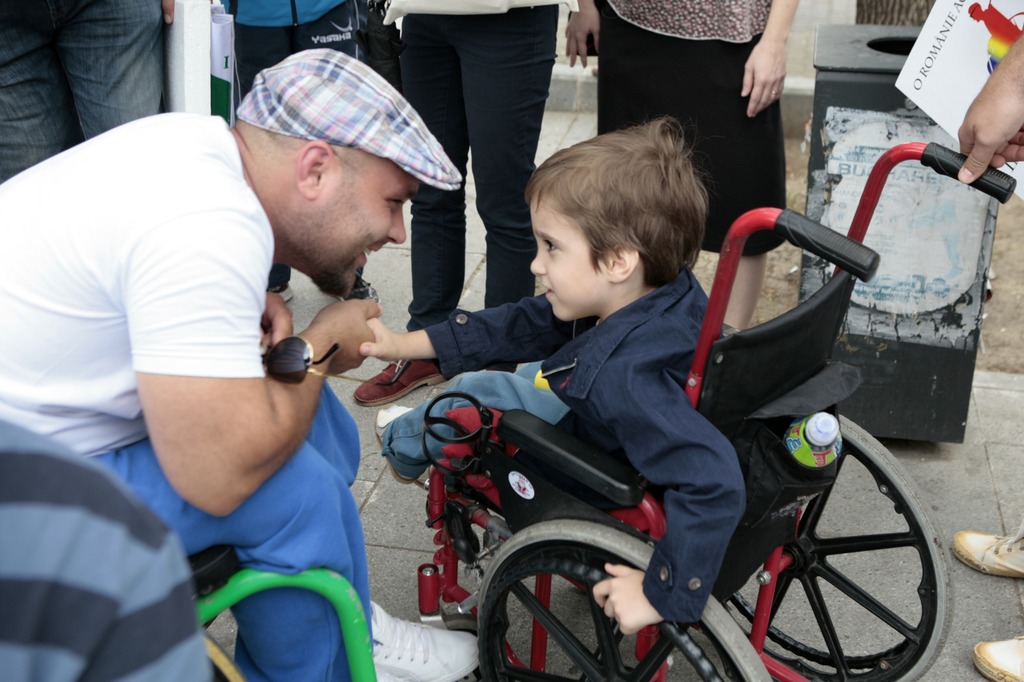 ”Să ia un cărucior domnul Oprescu și să se plimbe prin București în el”. Marșul ”Oraș accesibil pentru oameni”. GALERIE FOTO