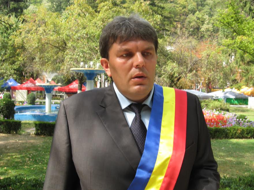 Primarul din Băile Herculane, vizat de percheziții. Ofițerii DGA caută probe într-un caz de afaceri ilegale cu terenuri