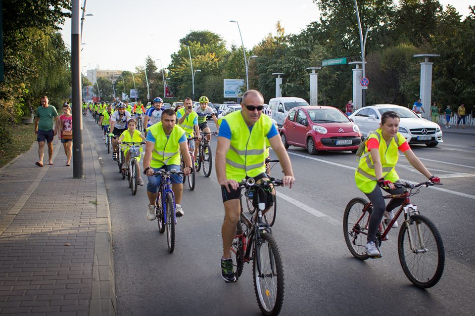 Piste de biciclete cu stâlpi de electricitate şi tomberoane, la Bacău. “E o chestie de 30 de centimetri lățime și au spus ei că aia este pista”. Ce promisiuni a obţinut societatea civilă