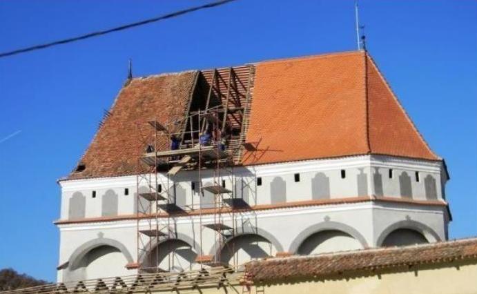Ţigla industrială în culori ţipătoare, ultima modă în materie de restaurare la bisericile fortificate din Transilvania (RAPORT)