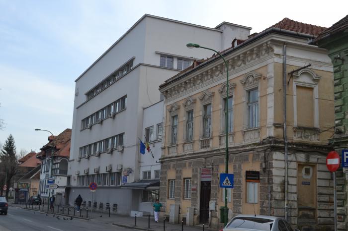 Unde dai şi unde crapă. Acoperişul Spitalului Neuro din Braşov nu poate fi reparat pentru că nu s-a numit un şef la Direcţia de Cultură