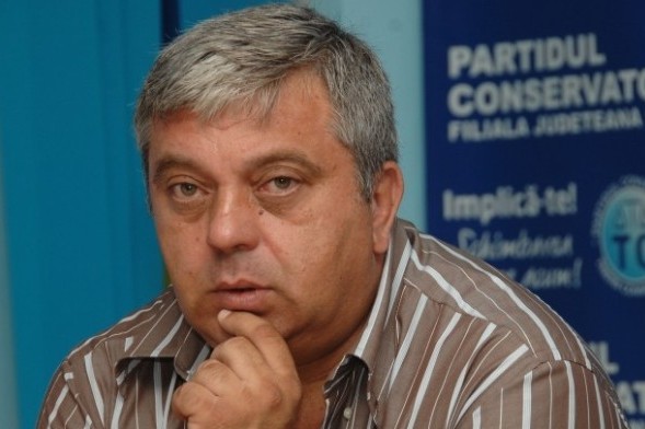 Victorie civică: Secretarul de stat care le-a transmis elevelor cu “pieptul în față, dosul în spate și să leșine băieții”, și-a dat demisia