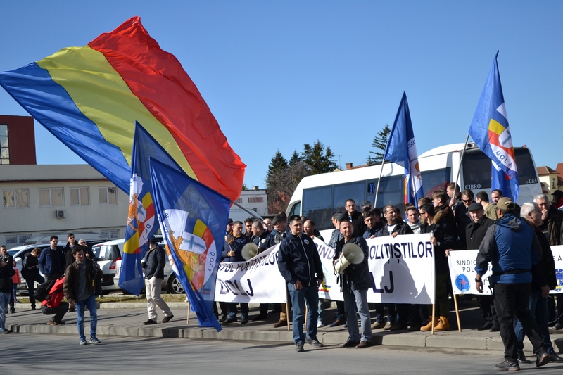 Circa 100 de poliţişti din ţară au pichetat sediul Poliţiei Braşov. Întâlnirea cu şeful IPJ, „o întoarcere în timp, pe vremea comuniştilor”