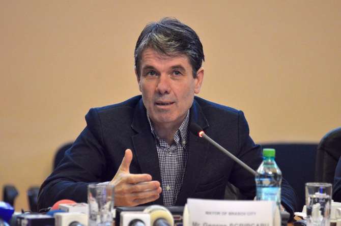 “Decapitare” la Braşov. Primarul şi viceprimarul, trimişi în judecată pentru abuz în serviciu