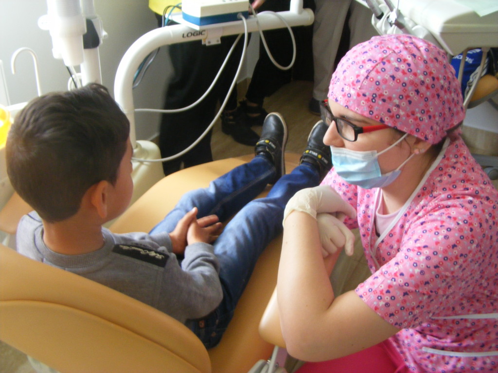 O asociație din Brașov vrea să determine Ministerul Sănătăţii să finanţeze două programe naţionale de sănătate dentară pentru copii