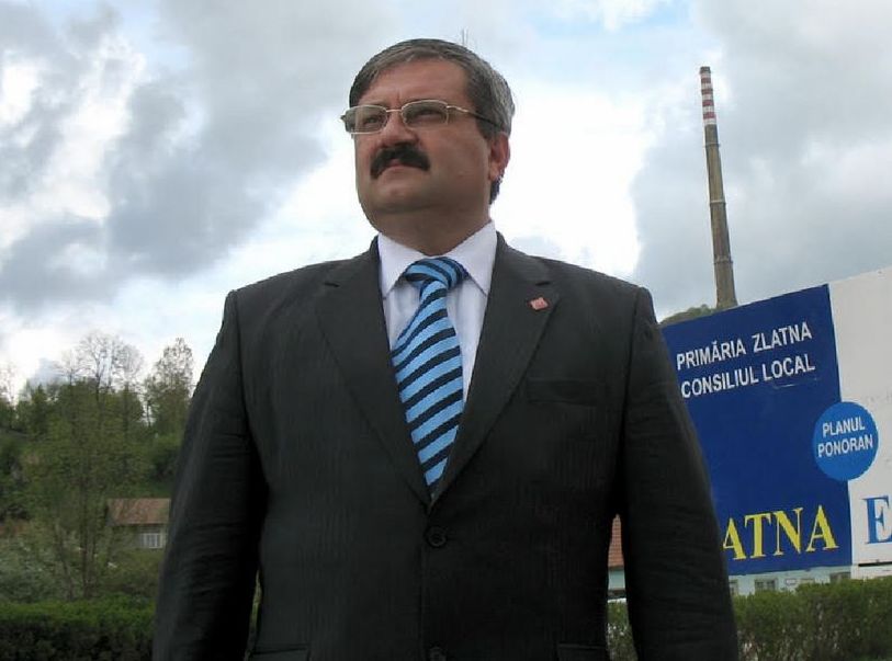 Cine-l crede? Edilul din Zlatna şi-a fericit odrasla cu două contracte publice, dar spune că ”a semnat ca primarul”