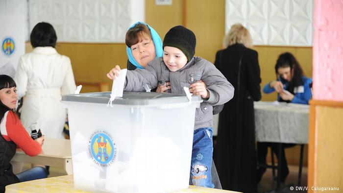 Ce vor moldovenii? Nu UE, nu NATO, nu unire cu România… Vor înapoi spre Rusia!