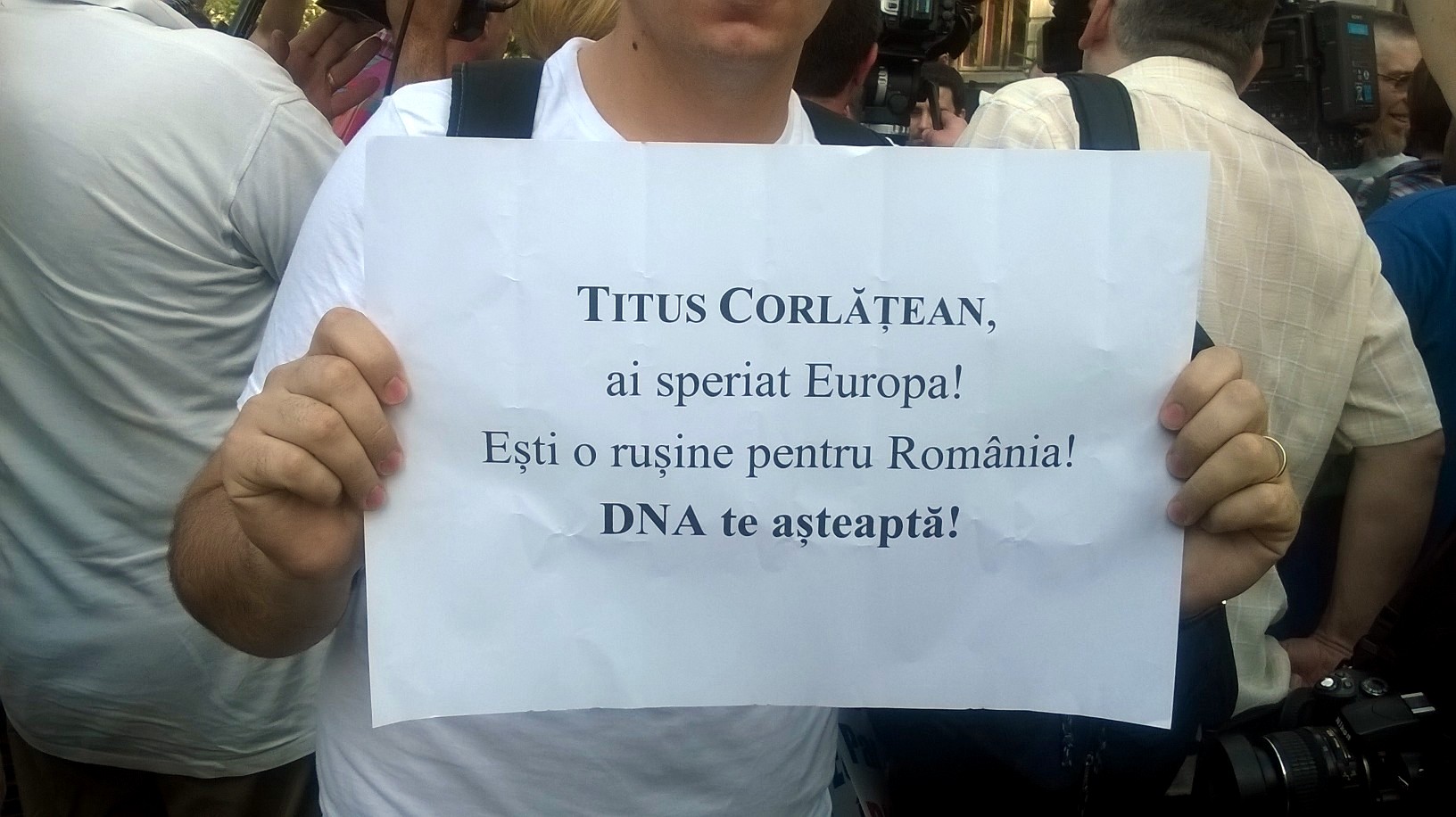 Protest la Piața Universității împotriva deciziilor Parlamentului: ”Titus Corlățean, ești o rușine pentru România/DNA te așteaptă!”