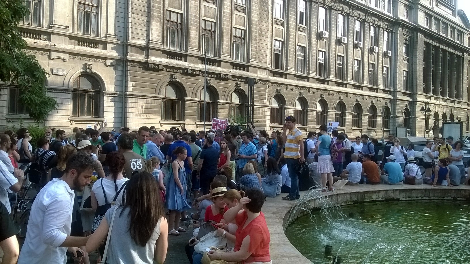 Protest la Piața Universității împotriva deciziilor Parlamentului: ”Titus Corlățean, ești o rușine pentru România/DNA te așteaptă!”