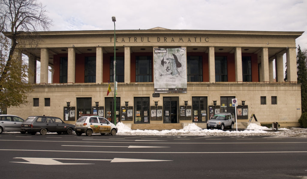 Directorul Teatrului din Braşov care ameninţa comisia de concurs că ”ar trebui împușcată” şi-a dat demisia. Totuși, spectacolele nu s-au reluat