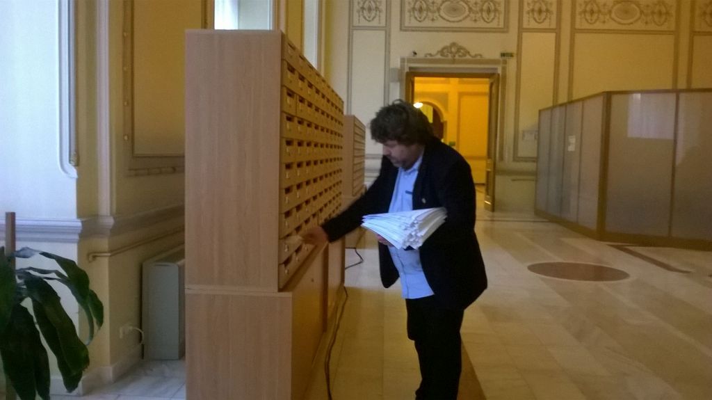 ACȚIUNE! Mihai Goțiu a distribuit în cutiile poștale ale colegilor săi de la Senat protestul a peste 20 de asociații civice legat de numirea membrilor CSM