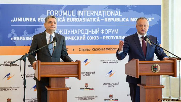 Igor Dodon a semnat oficial documentul care va duce Moldova spre „o utopie”