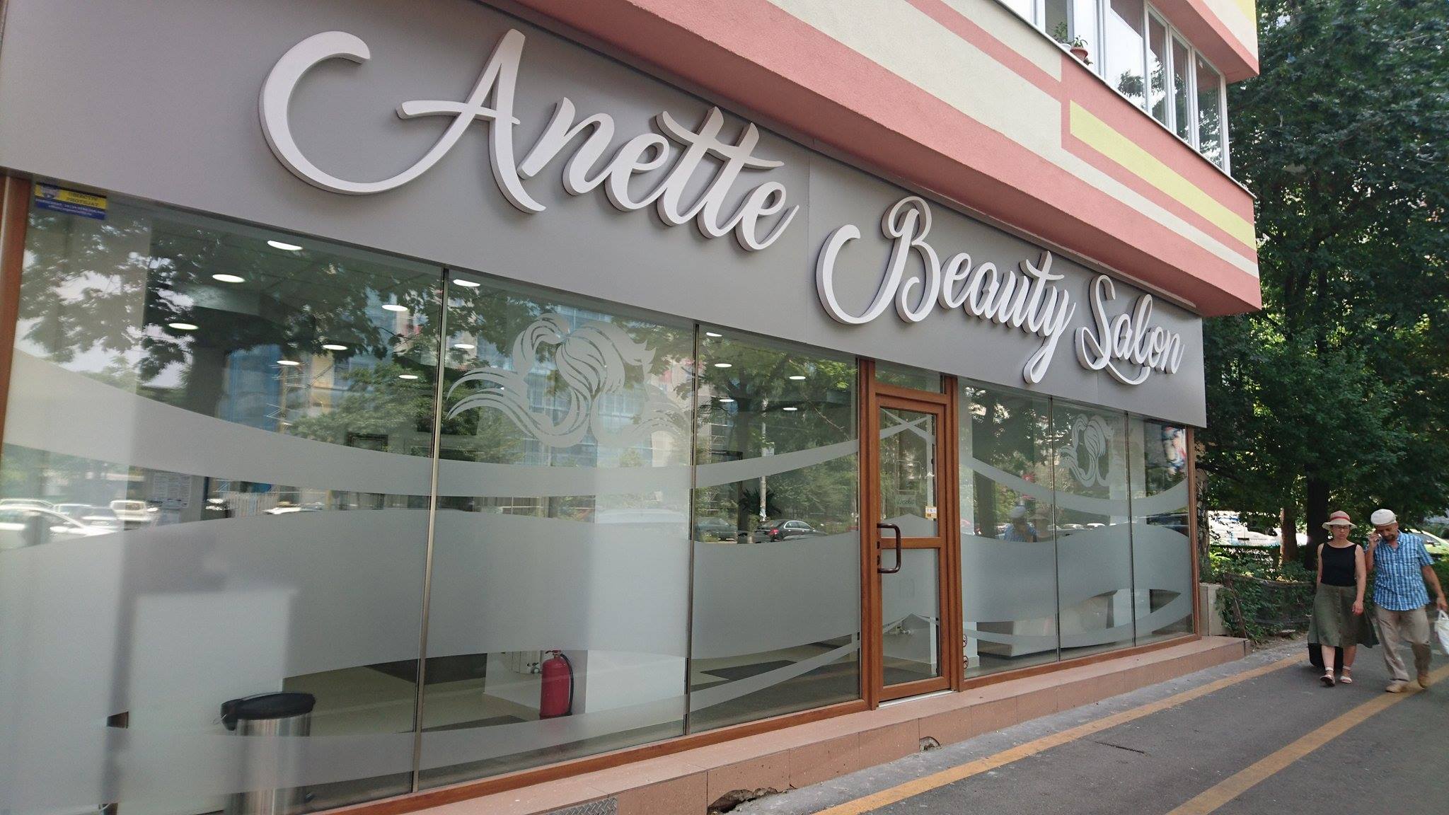 Poţi să le cumperi şi tu! Fiscul scoate la vânzare magazinele lui Cocoş şi apartamentele lui Negoiţă