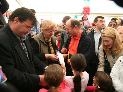 Orice fel de sluj, orice fel de plocon în fața puterii e scârbos