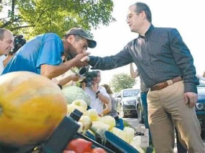 Orice fel de sluj, orice fel de plocon în fața puterii e scârbos