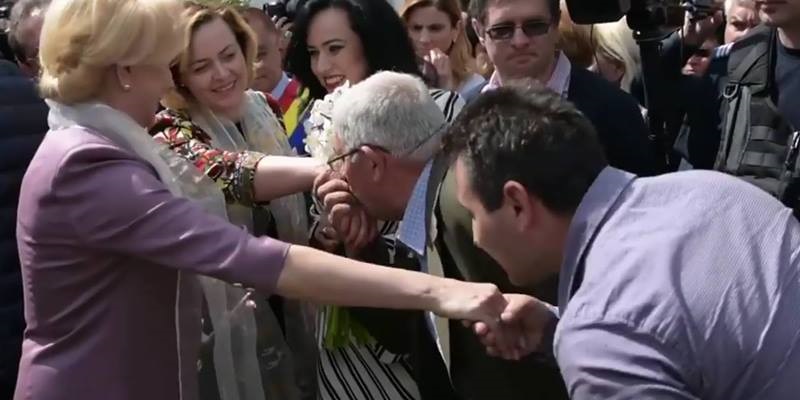 Orice fel de sluj, orice fel de plocon în fața puterii e scârbos