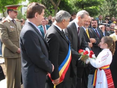 Orice fel de sluj, orice fel de plocon în fața puterii e scârbos