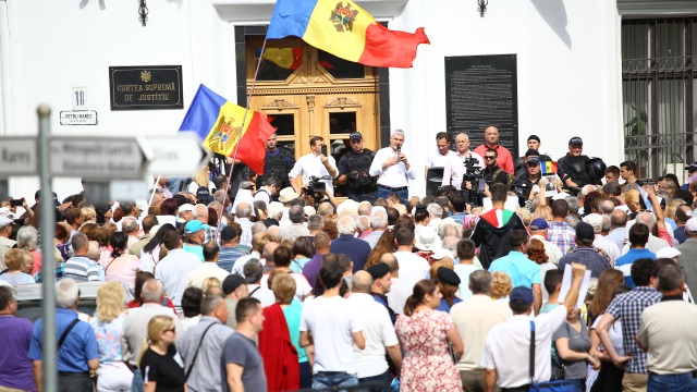 Mandatul lui Năstase invalidat și de CSJ. Protestatarii scandează „Revoluție!”