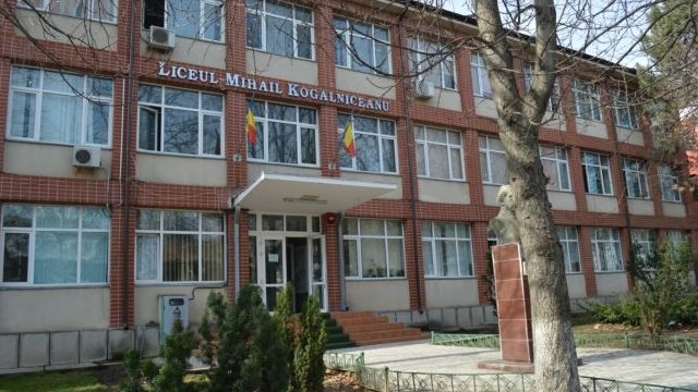 Ușor cu vasluienii pe scări