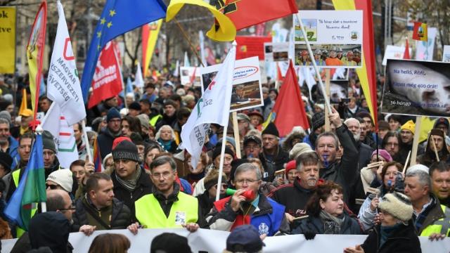 Ungurii în stradă contra „legii sclaviei!”