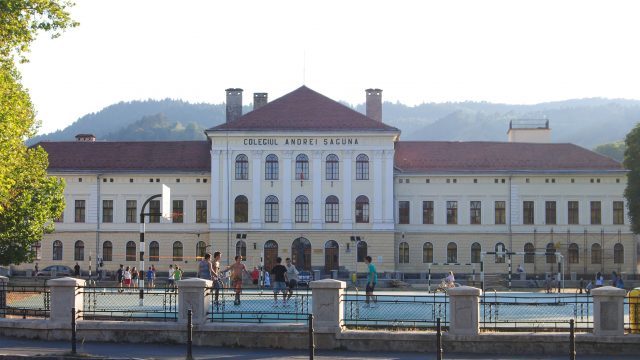 Stat în stat pe bani publici la trei licee “de elită” din Brașov. Elevii “neconformi” sunt obligați să se transfere.