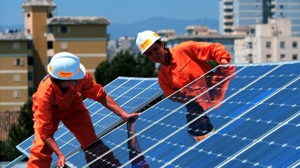 O nouă piedică în calea prosumatorilor: reintroducerea autorizația de construire pentru panouri fotovoltaice