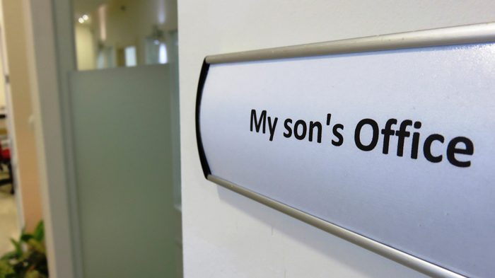 Nepotismul în instituțiile publice din România – cauze, efecte și cum îl combatem