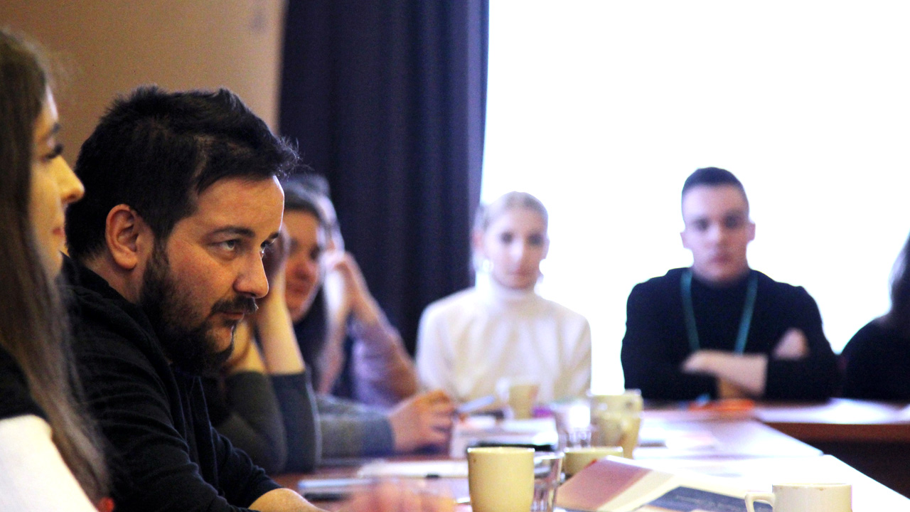 Între izolarea dintre 4 pereți, monitorizarea scării de bloc și aerul curat de la țară