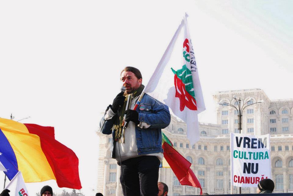 Mihai Goțiu și Nicușor Dan la protest pentru Roșia Montană, în Piața Constituției (ianuarie 2012)