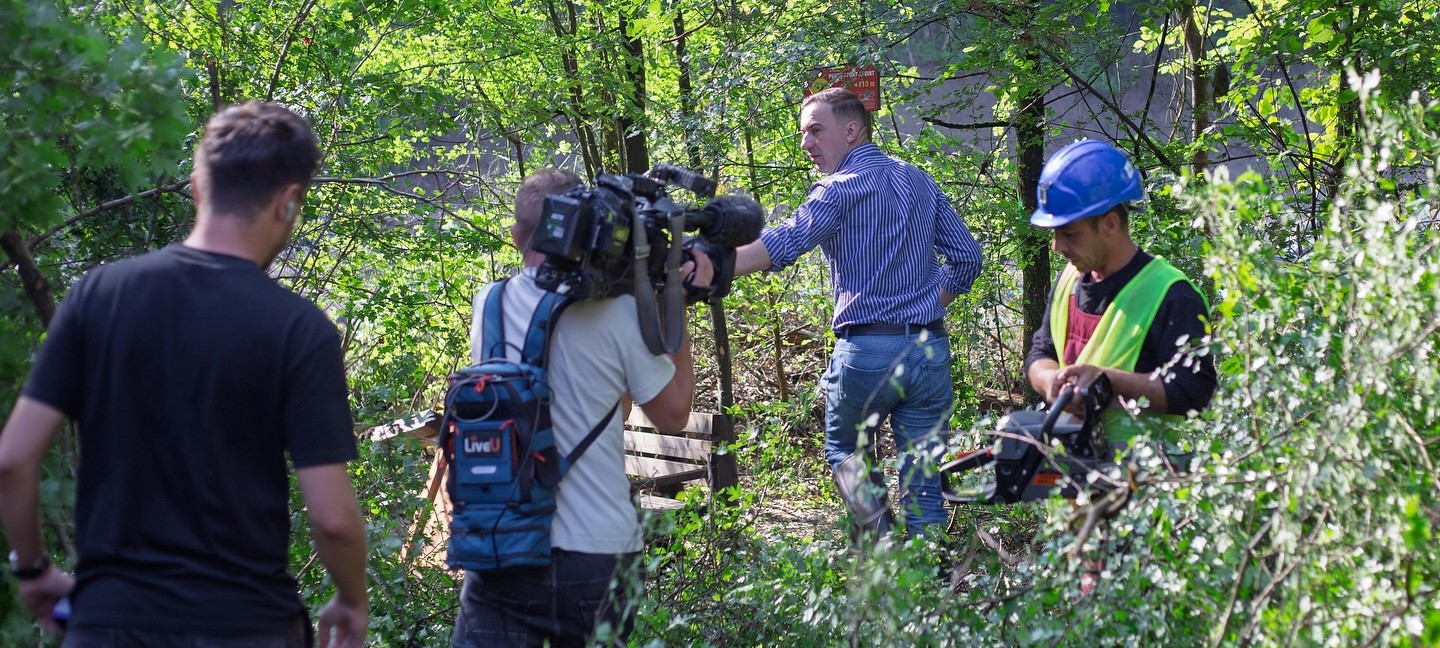 Ministrul Economiei Bogdan Ivan Gruia se pune bine cu presa în timpul vizitei la Salina Praid. Sursa: Facebook/ pagina Bogdan Ivan Gruia