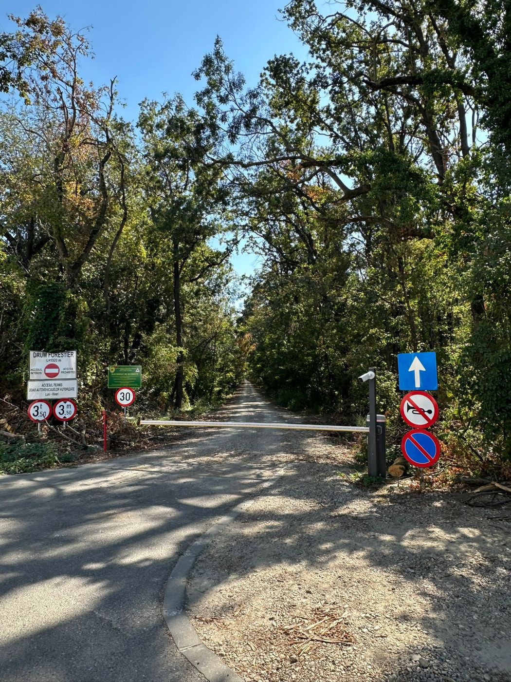 Tractorul care bloca accesul la bariera de pe drumul forestier din Pădurea Băneasa a dispărut