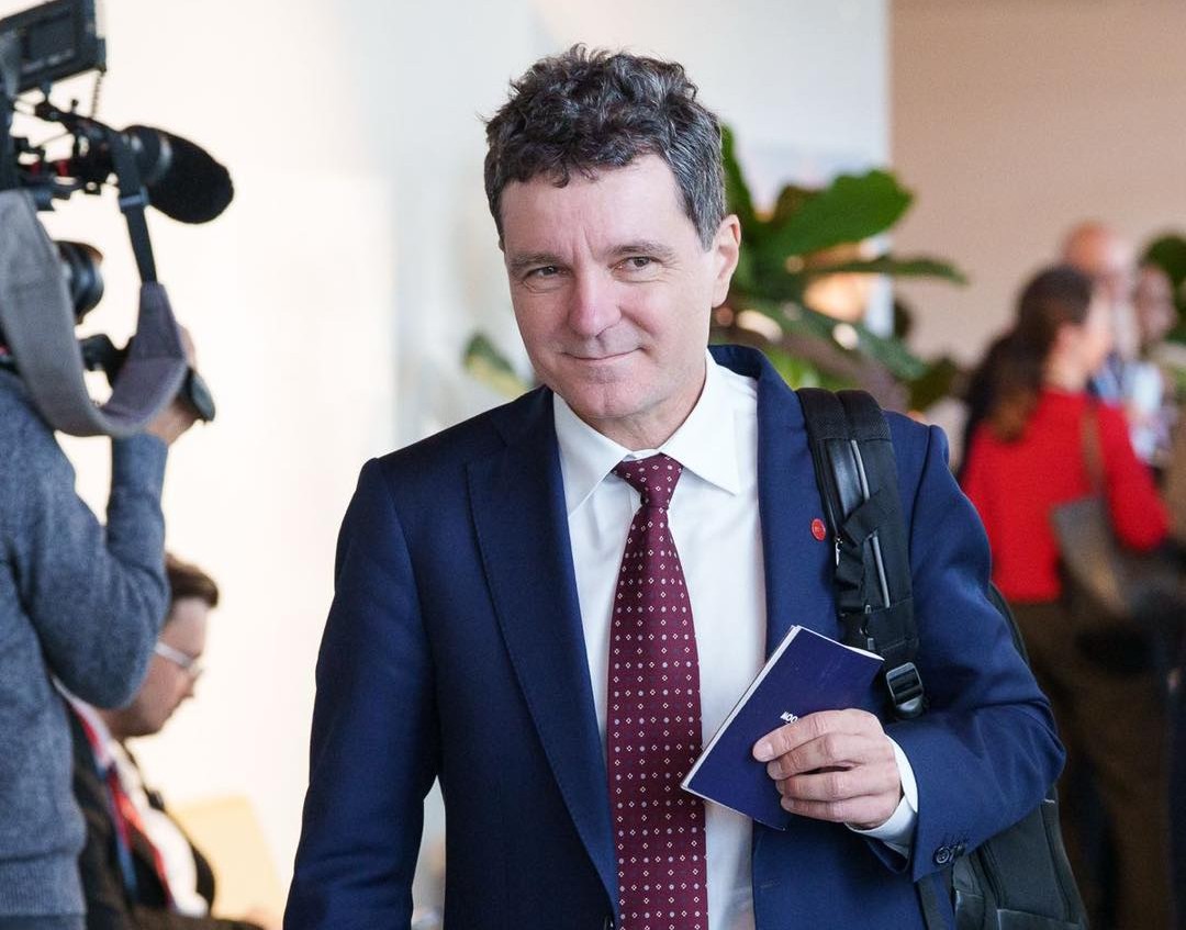 Nicușor Dan a sesizat CCR pe legea criticată dur de organizațiile civice, dar susținută de o largă coaliție parlamentară ad-hoc: PSD, PNL, UDMR; AUR, POT și SOS. Foto: pagina personală de Facebook