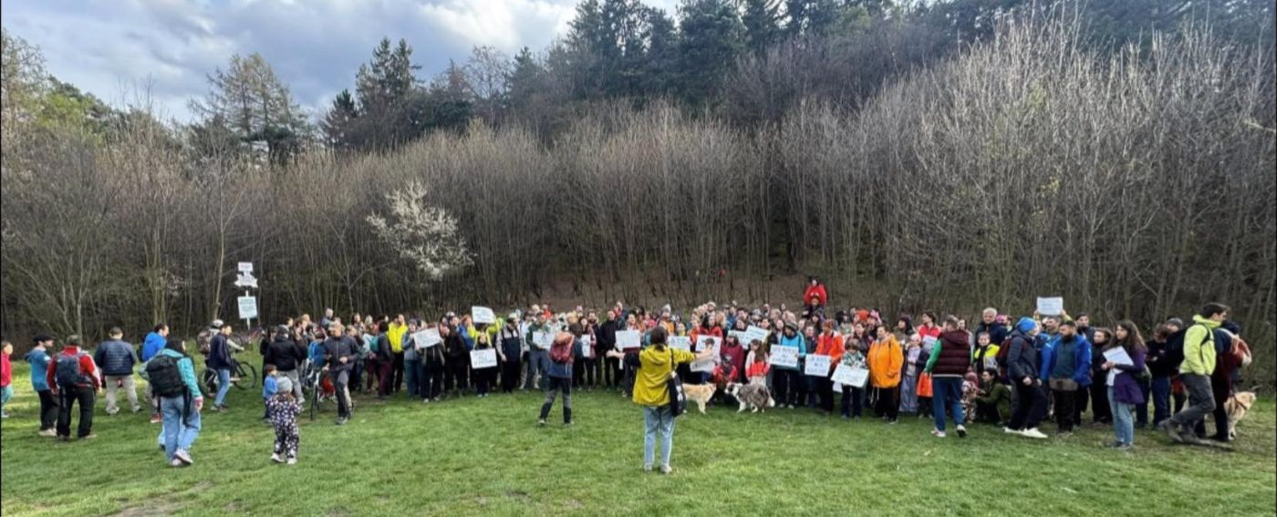 Protest împotriva circulației auto prin aria naturală protejată Muntele Tâmpa. 23.04.2026. Foto: Grupul civic Scut pentru Spații Verzi