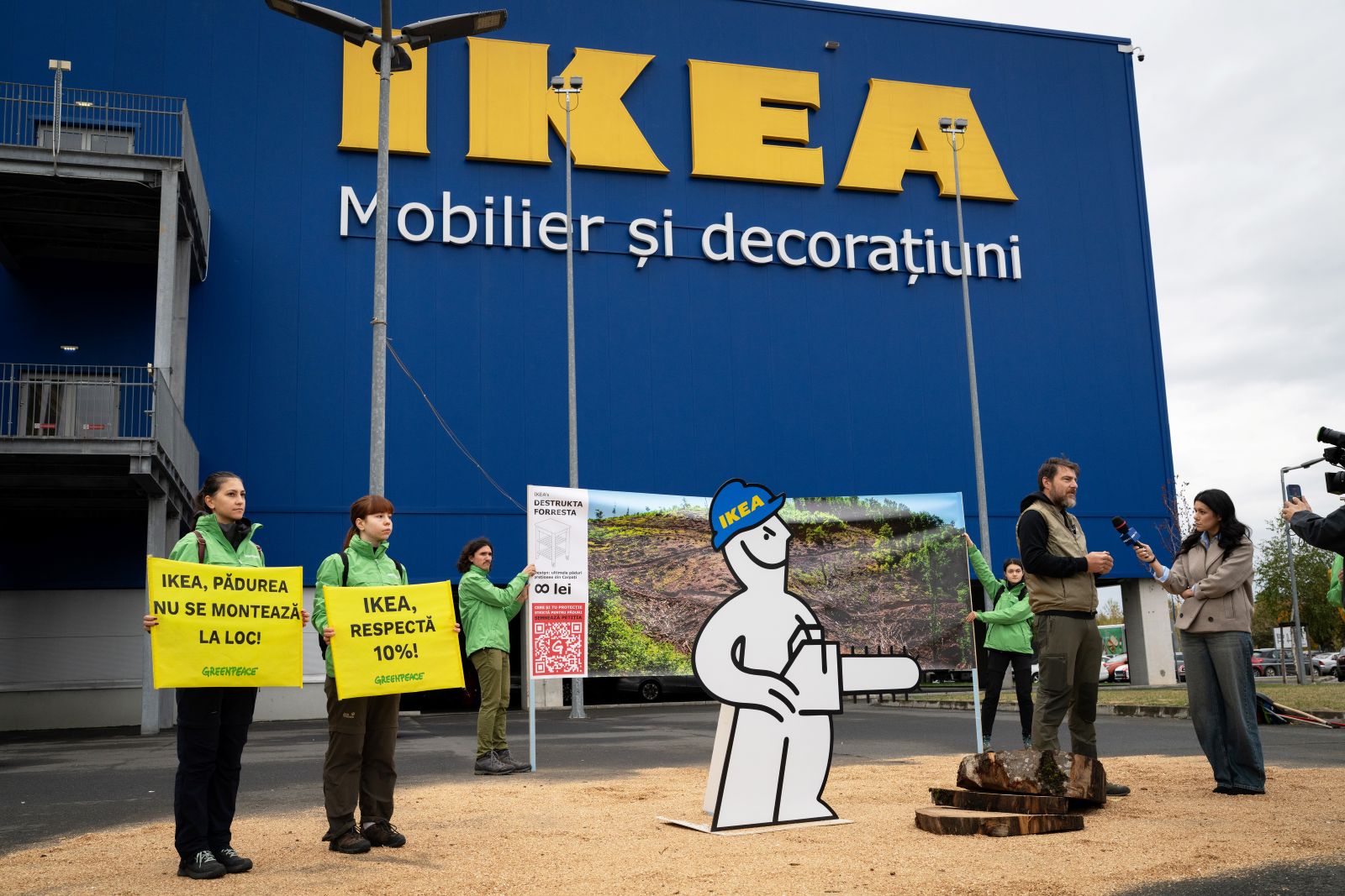 Protest Greenpeace în față la magazinul Ikea